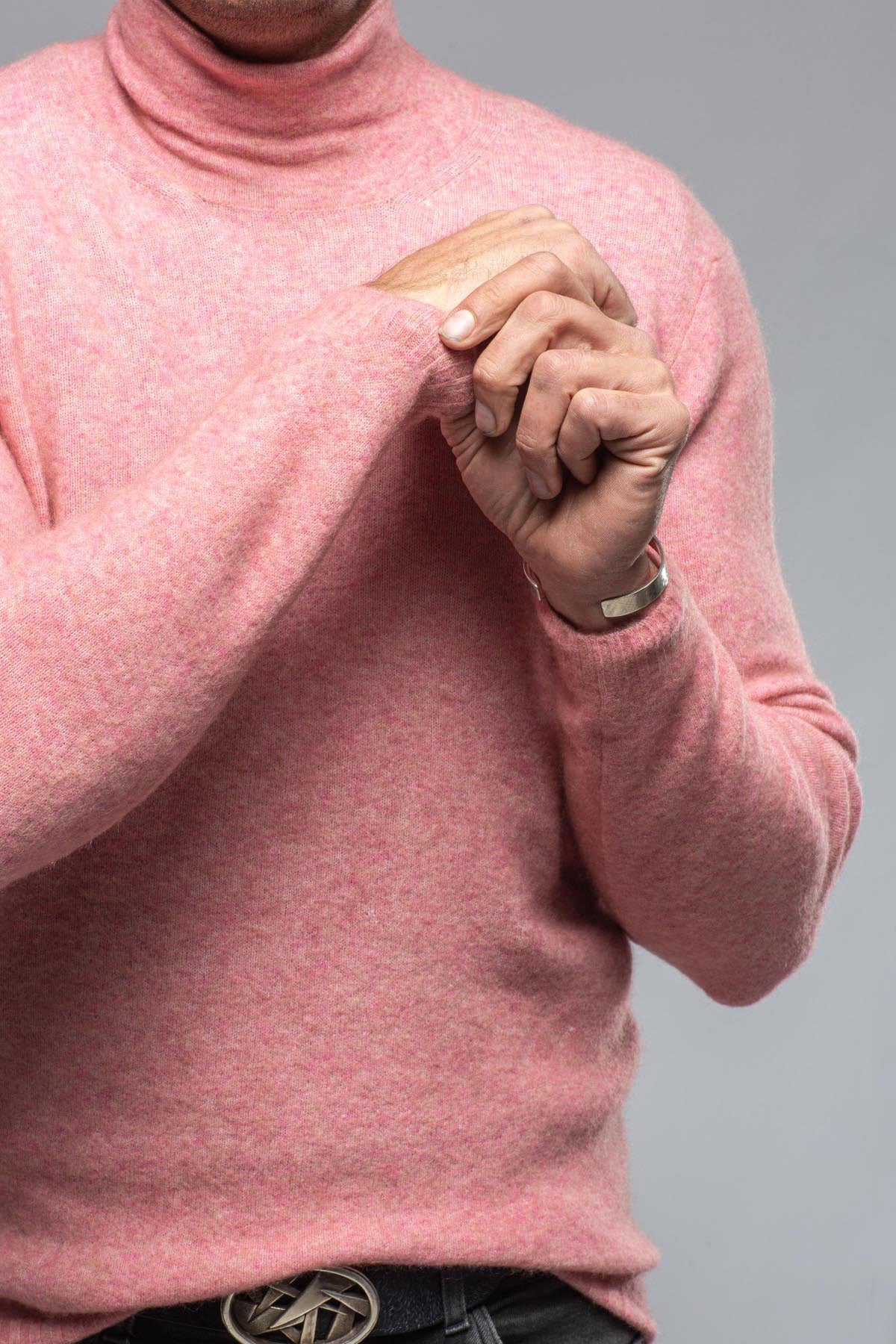 Vincenzo Lightweight Mock Turtleneck In Rose Bud | Mens - Sweaters | Stile Latino