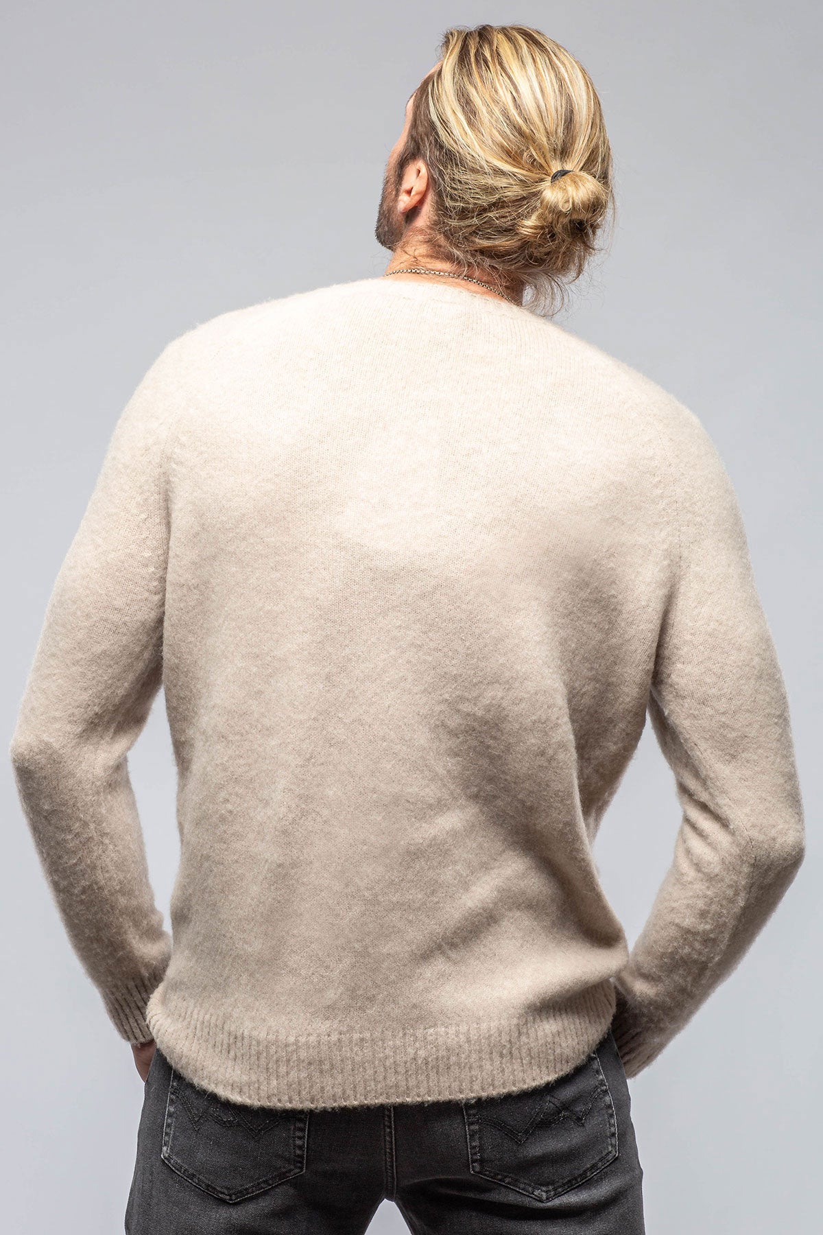 Henry Crew Neck Cashmere Sweater In Beige | Mens - Sweaters | Avant Toi