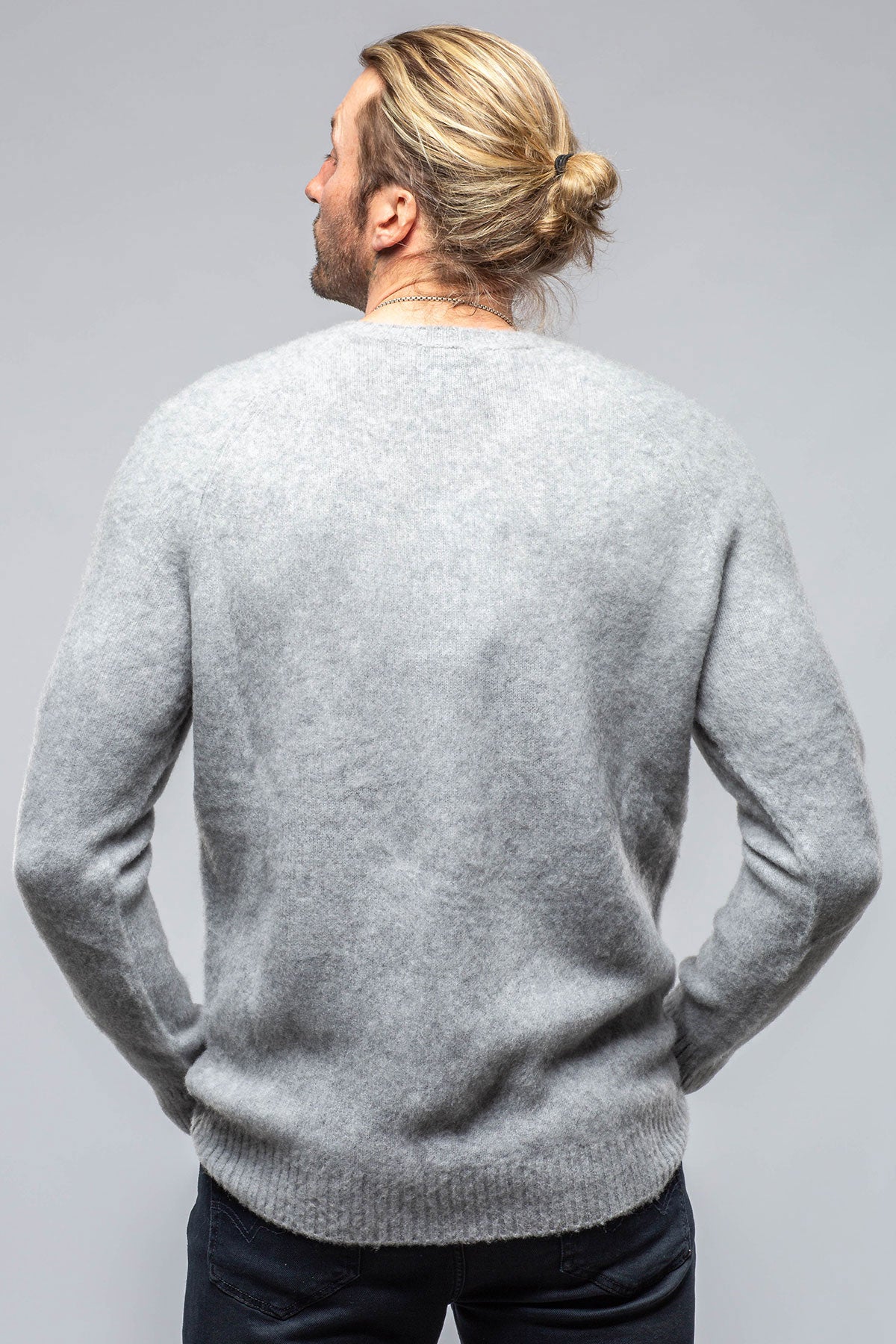 Henry Crew Neck Cashmere Sweater In Stone Grey | Mens - Sweaters | Avant Toi