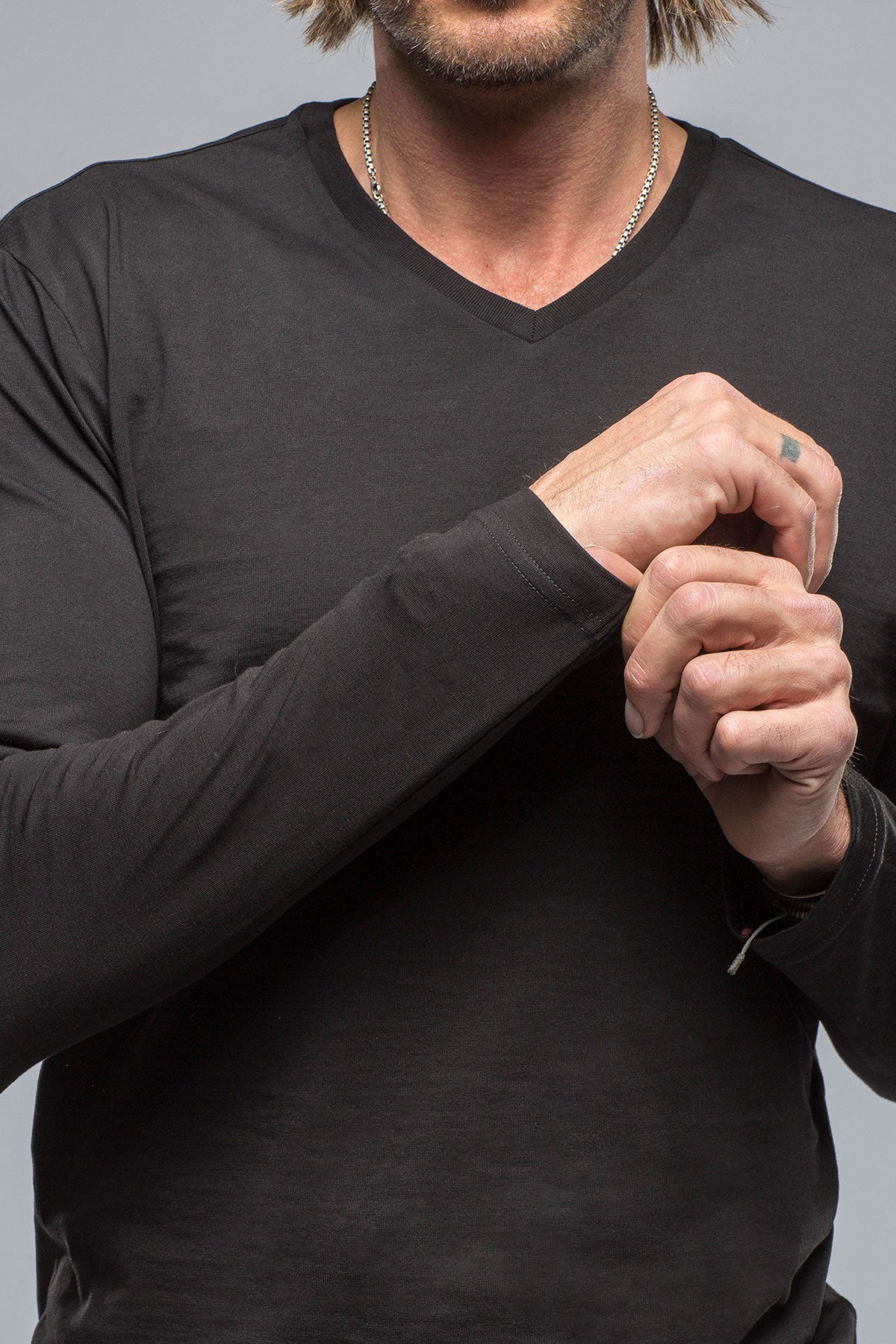 Del Mar LS V-Neck in Black | Mens - Shirts - T-Shirts | Georg Roth