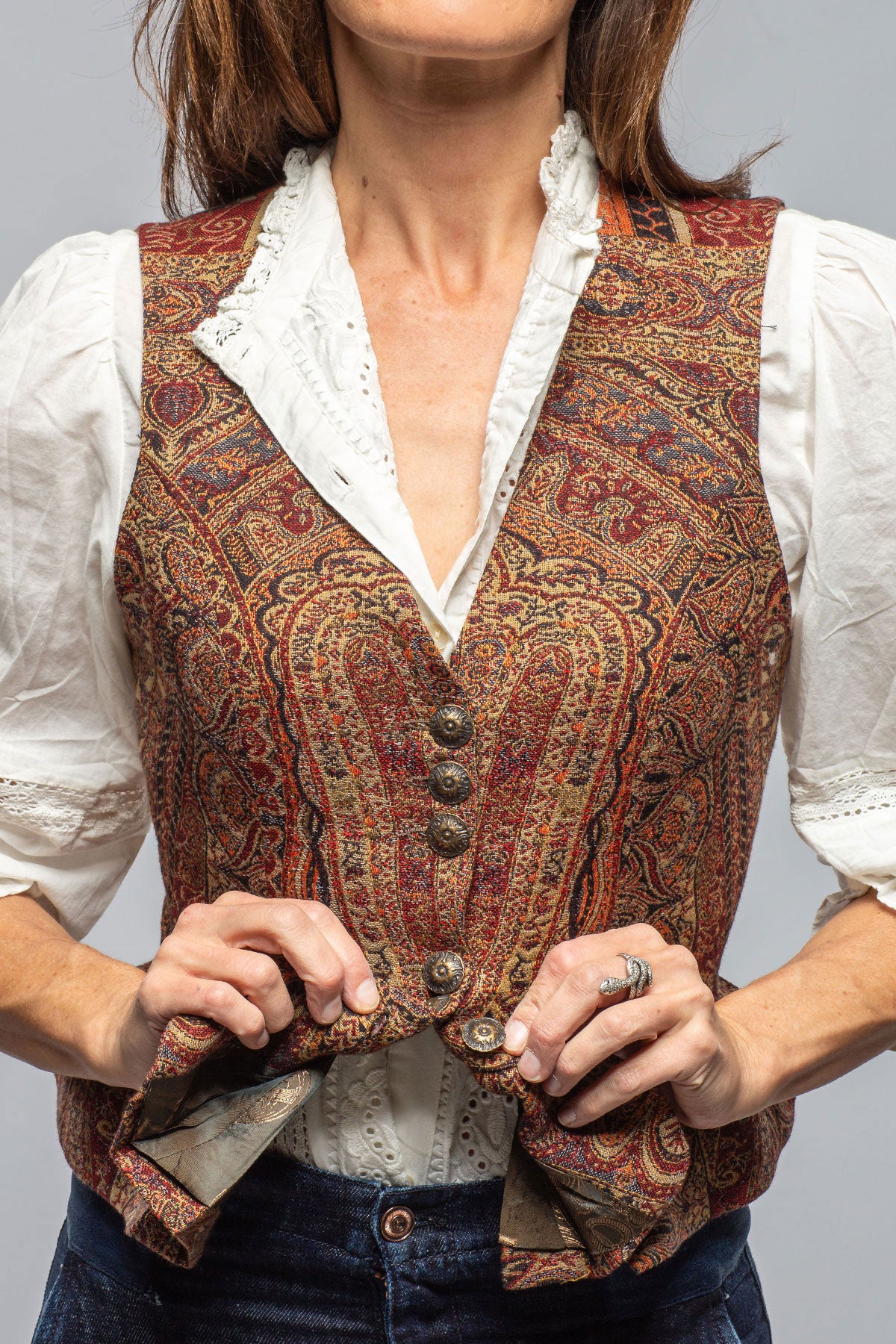 Tavira Paisley Jacquard Vest In Burgundy