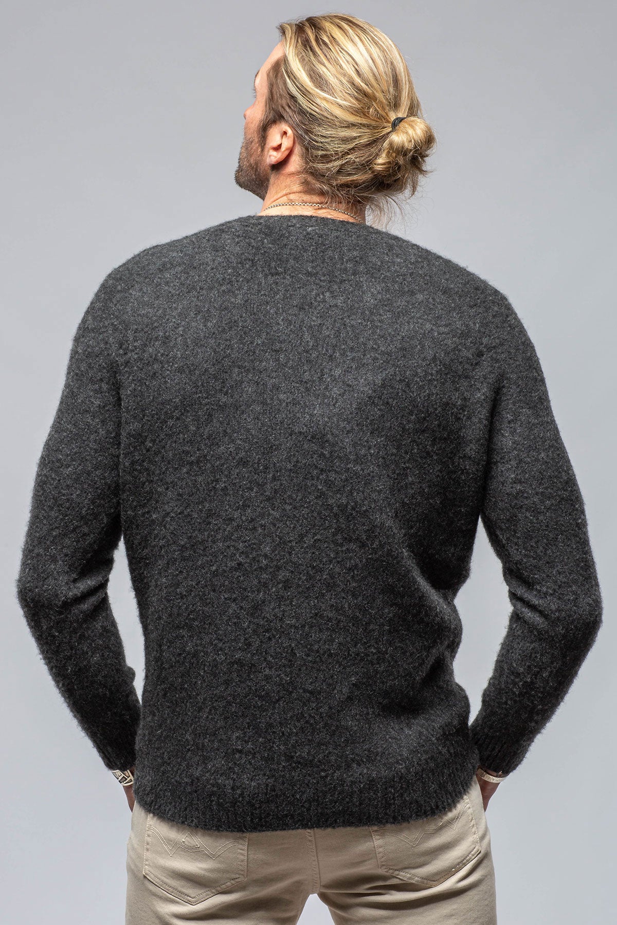 Henry Crew Neck Cashmere Sweater In Charcoal | Mens - Sweaters | Avant Toi