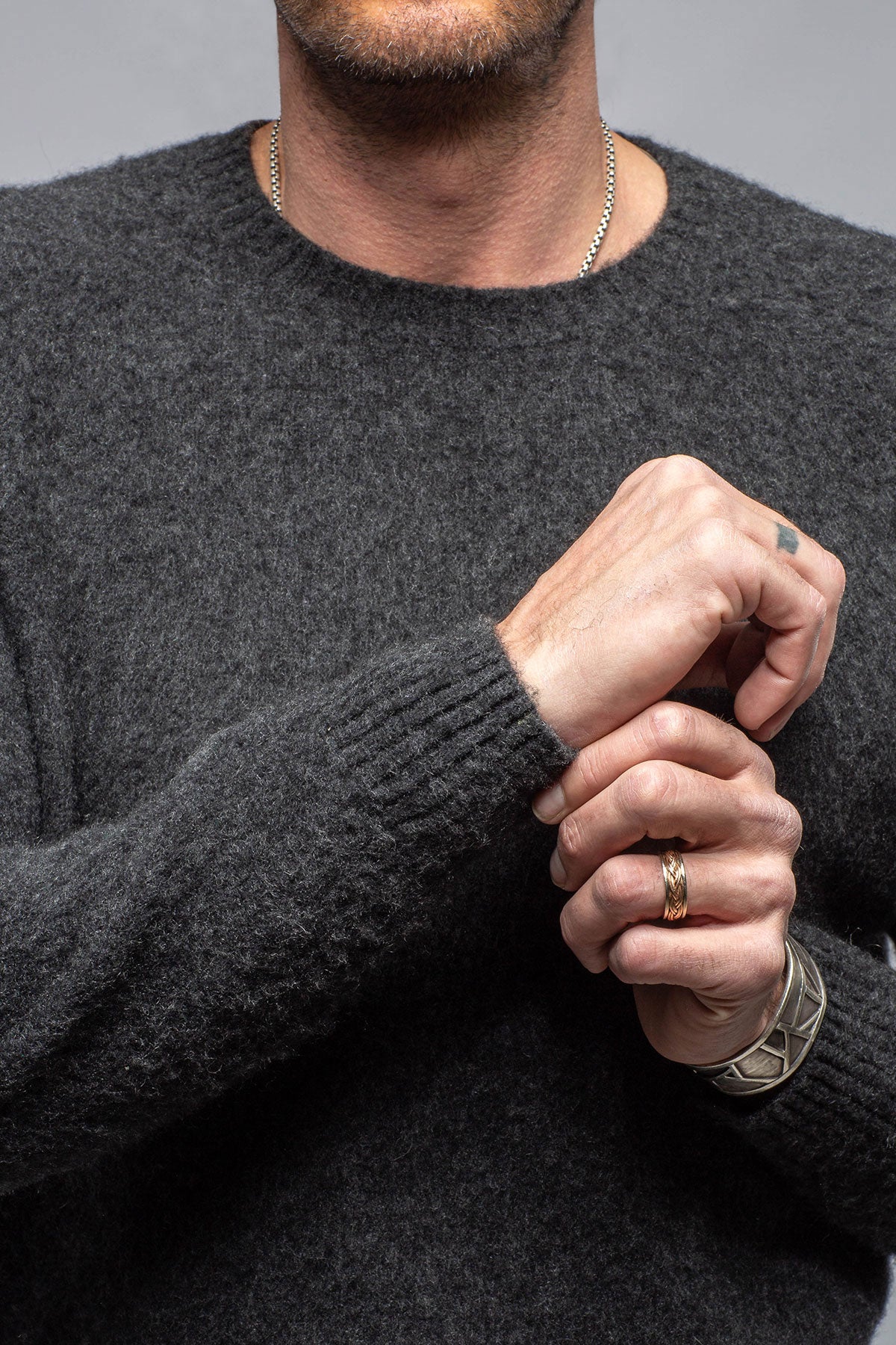 Henry Crew Neck Cashmere Sweater In Charcoal | Mens - Sweaters | Avant Toi