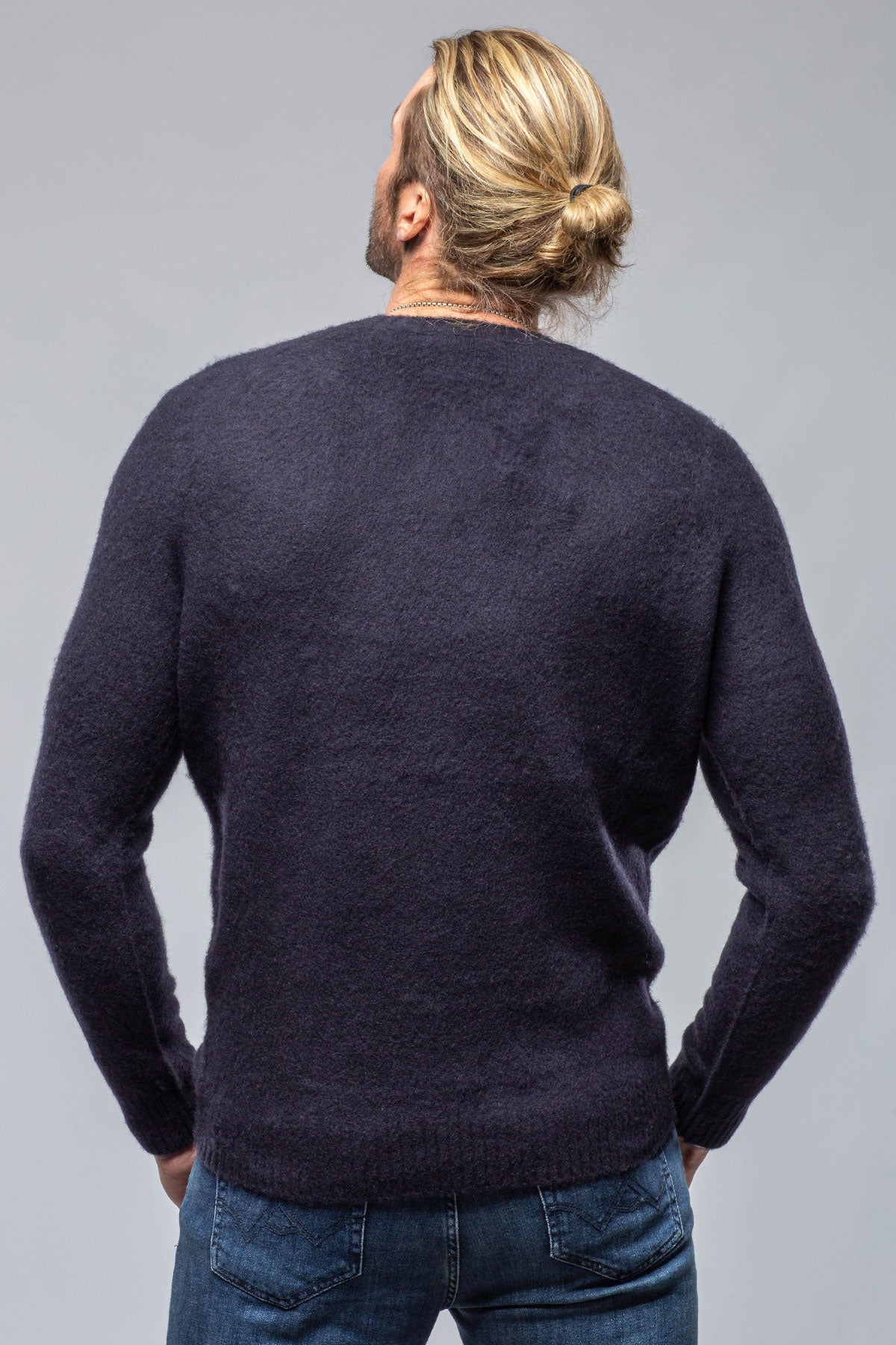 Henry Crew Neck Cashmere Sweater In Blue Navy | Mens - Sweaters | Avant Toi