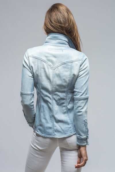 Axel's Premium Denim Maddi Fitted Snap Shirt In Clean Light Wash Ladies - Snap Shirts