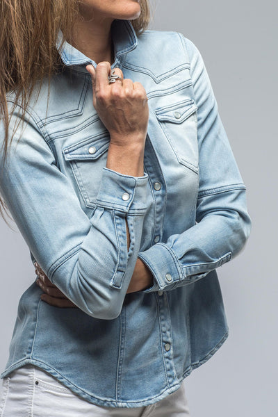 Axel's Premium Denim Maddi Fitted Snap Shirt In Clean Light Wash Ladies - Snap Shirts