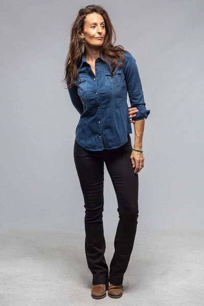 Axel's Premium Denim Sweetwater Denim Snap Shirt In Indaco Ladies - Snap Shirts