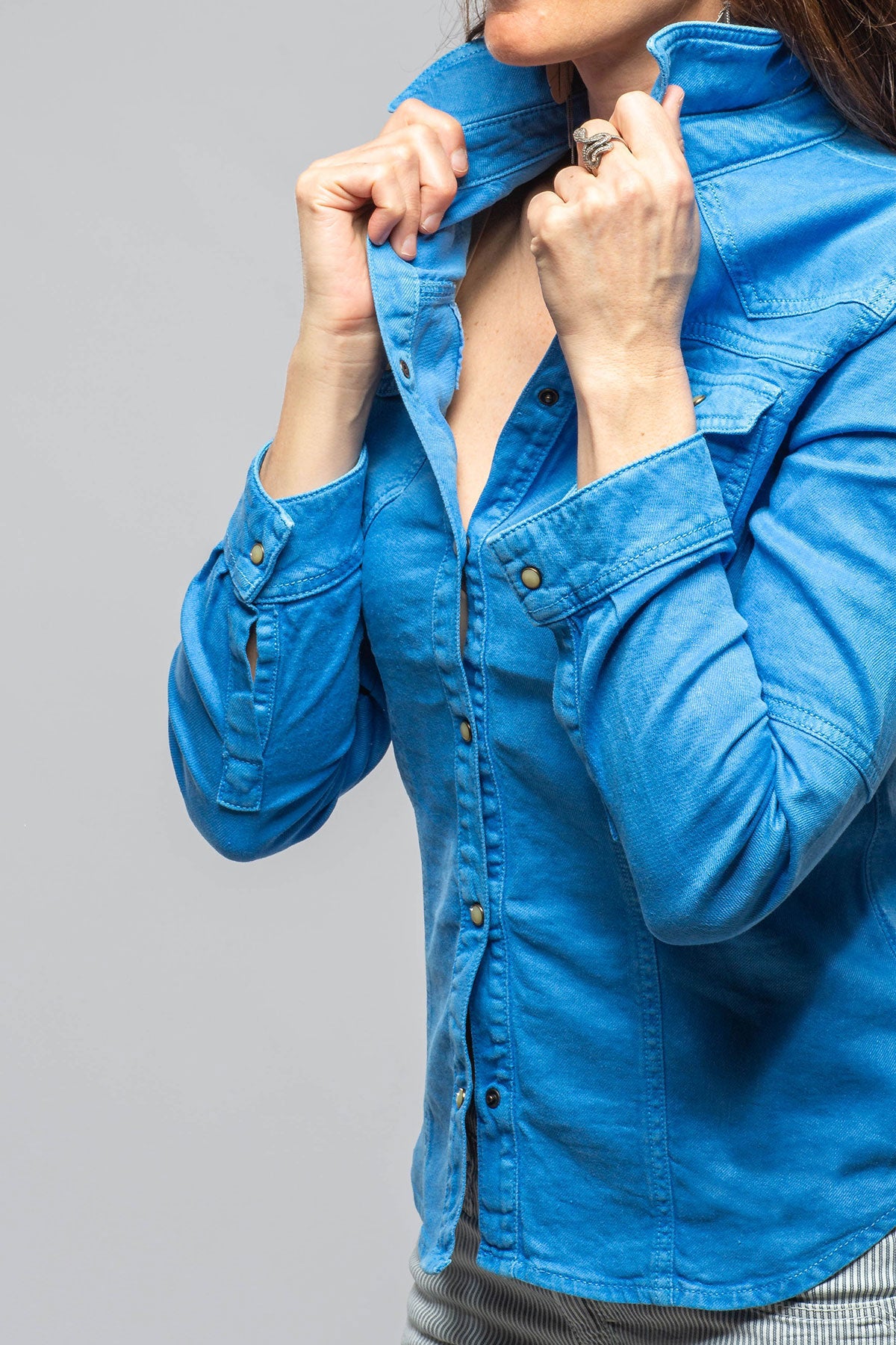 Axel's Premium Denim | Yarmony Linen-Cotton Snap Shirt In Electric Blue | Ladies - Snap Shirts 
